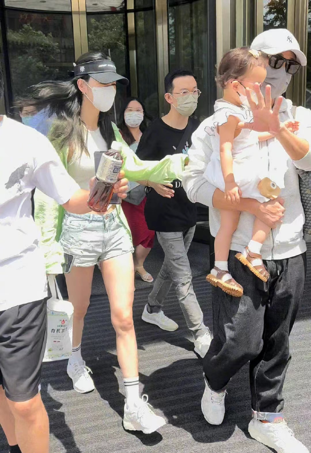 林峰|43岁林峯与妻女现身街头!娇妻张馨月戴肚脐钉,一家三口背影温馨