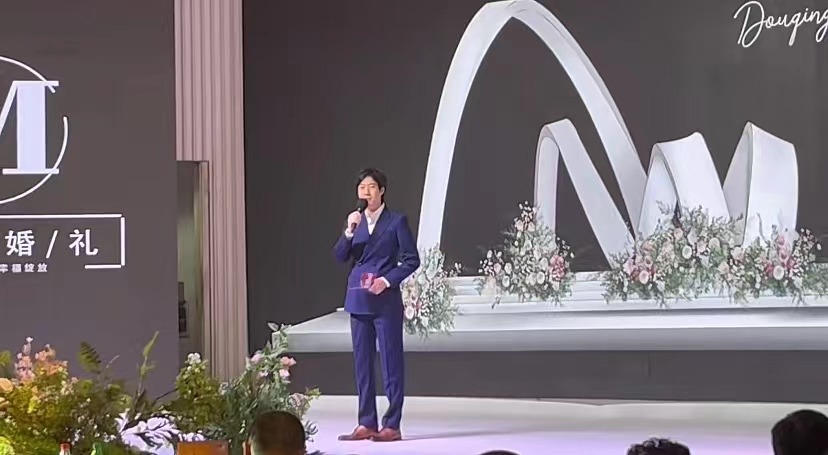 沈腾|沈腾当常远小舅子婚礼主婚人,幽默致辞逗笑全场,与人合影好亲民