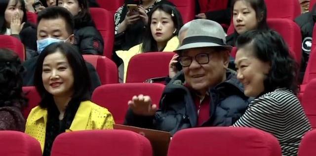 |54岁宋祖英罕见露面,近照发福但仍旧优雅,一袭黄衣还像小姑娘