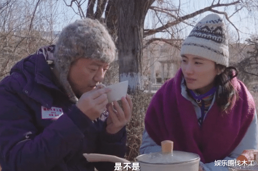 李亚鹏|李亚鹏全家杨康后野外过节,亲女儿脸颊与娇妻秀甜蜜,却单缺李嫣