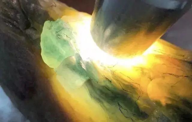 汽车|每块翡翠原石都是独一无二,加上大师的雕刻神力,绝世摆件诞生了!