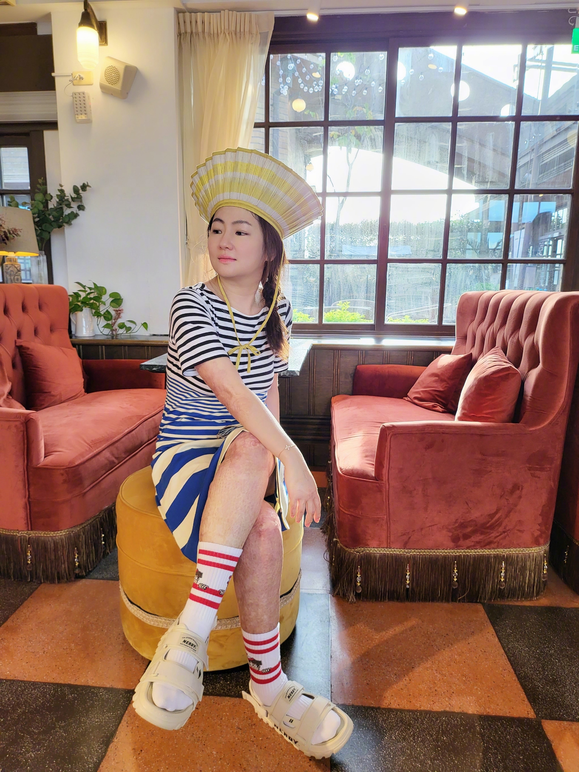 Selina|Selina端午节赴台南度假，才40岁就配老花镜，手肘、小腿伤疤瞩目