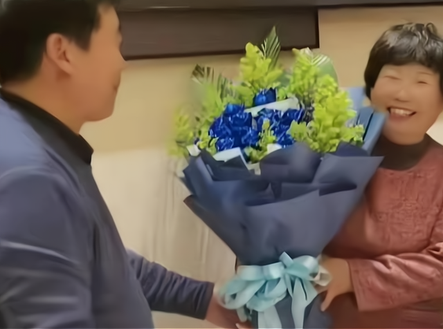 许敏|老杜查真相有五大优势，许敏演唱《铿锵玫瑰》，望老杜射门得分