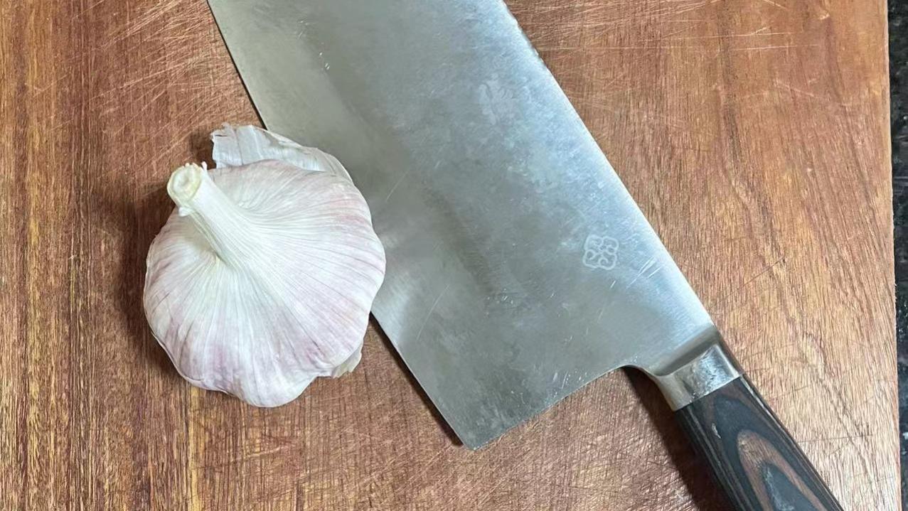 横拍一下菜刀会断？看看物理学怎样解释