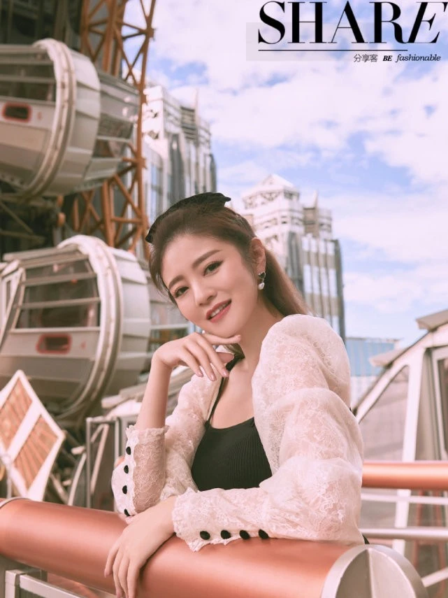 安以轩|阔太安以轩放下身段高调捞金养家!穿露肩装卖萌扮少女,不再炫富