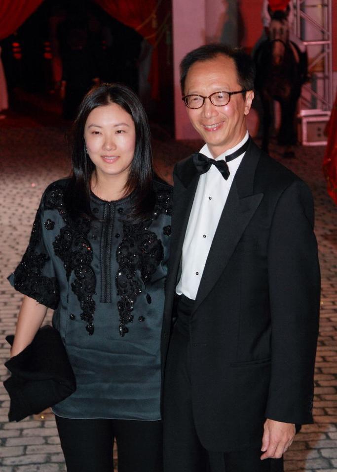 伏明霞|伏明霞和梁锦松穿情侣装，年轻的梁锦松尽显高富帅气质，真般配！