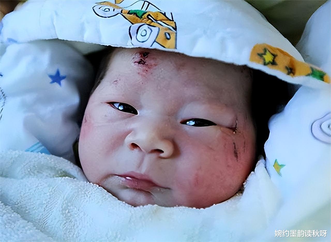 厦门打工孕妇车祸身亡,孩子生生甩出母体,奇迹生还,却还是被奶奶耽误了一生