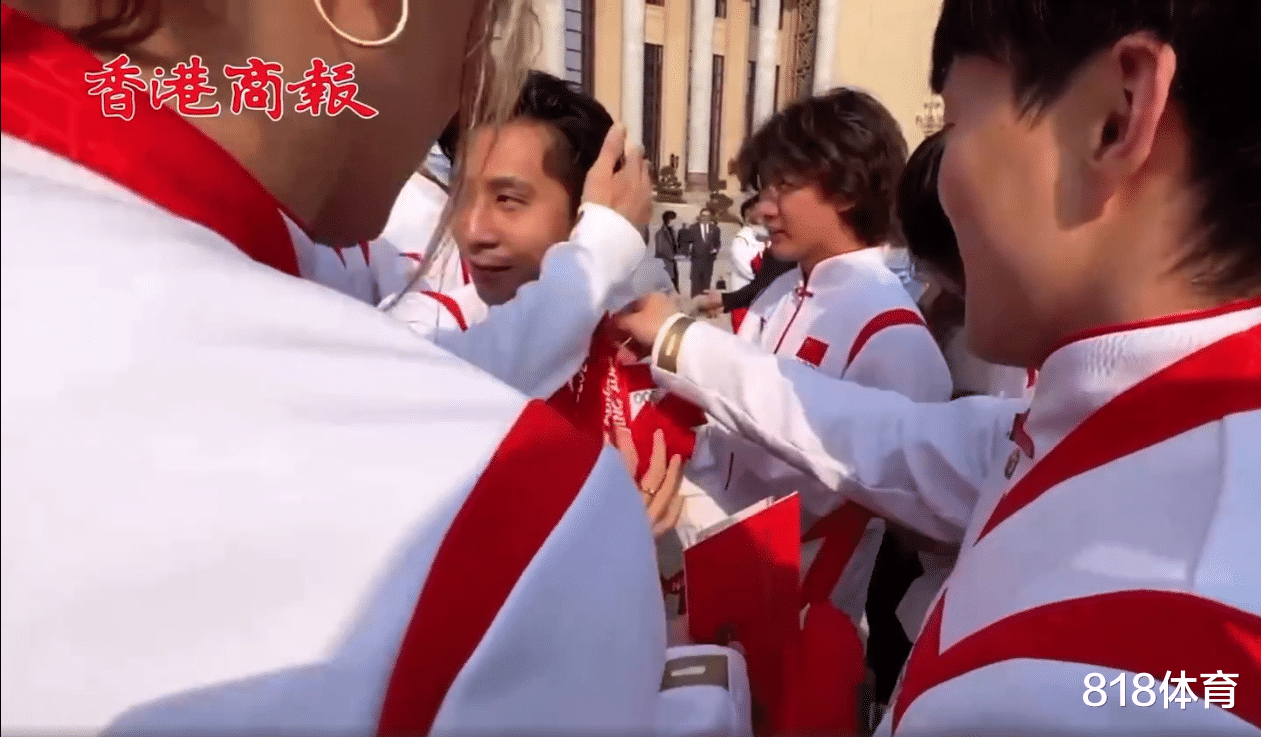 韩聪 凡尔赛! 韩聪佩戴中国冬奥9块金牌嘚瑟, 谷爱凌摘下一块: 这是我的之一