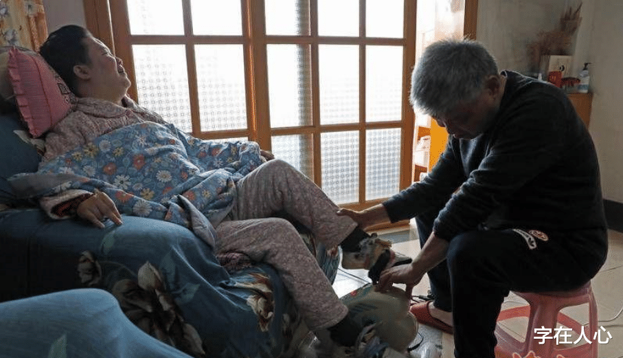 女儿车祸父母坚守十年终于站起来了,要感谢政府,社区组织的扶持