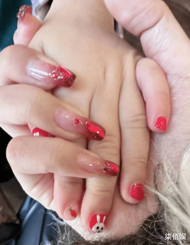 孙怡 孙怡从前夫董子健家接回女儿，带大福做美甲，母女手牵手超温馨