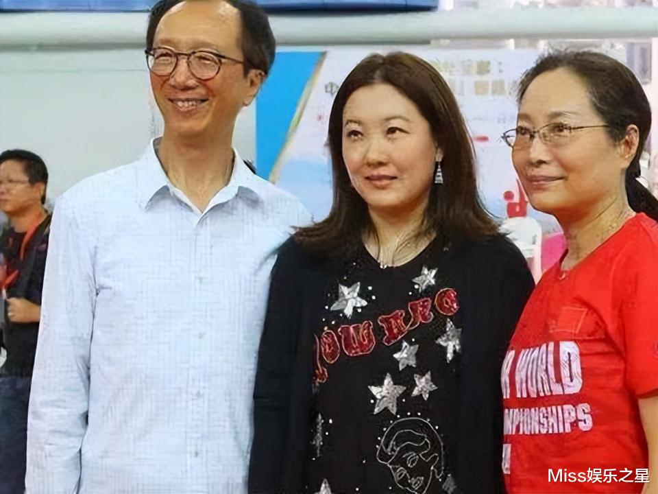 伏明霞|梁锦松花100亿买医院，专为伏明霞生四胎，如今两人依然恩爱