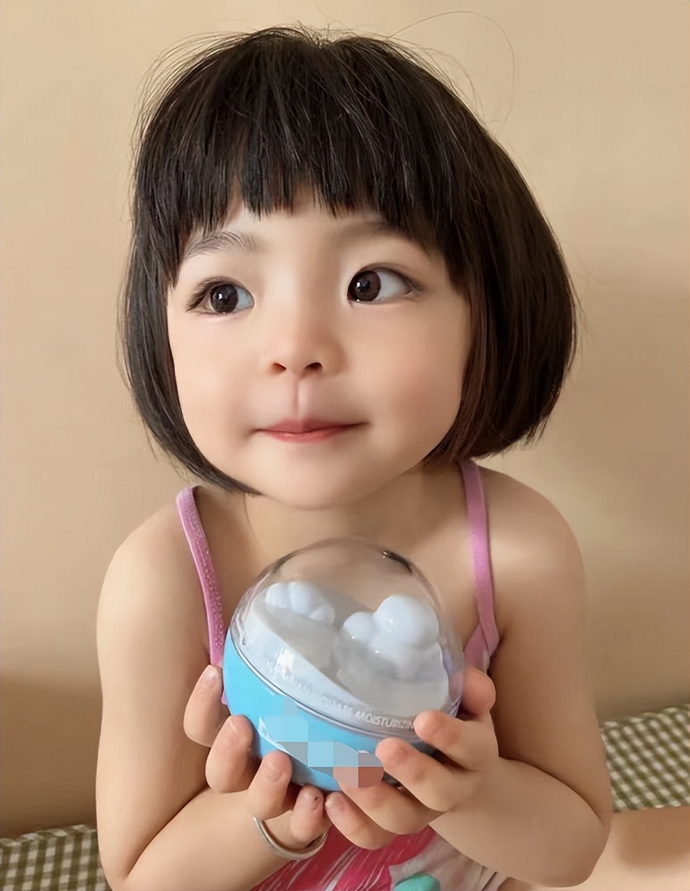 张艺谋|72岁张艺谋片场哄小孩!抱娃笑出一脸褶子,皮肤黝黑胳膊肌肉紧实