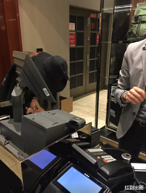 林志玲|林志玲在商场逛街被偶遇，体型消瘦包裹严实，冻卵生子遭路人实锤