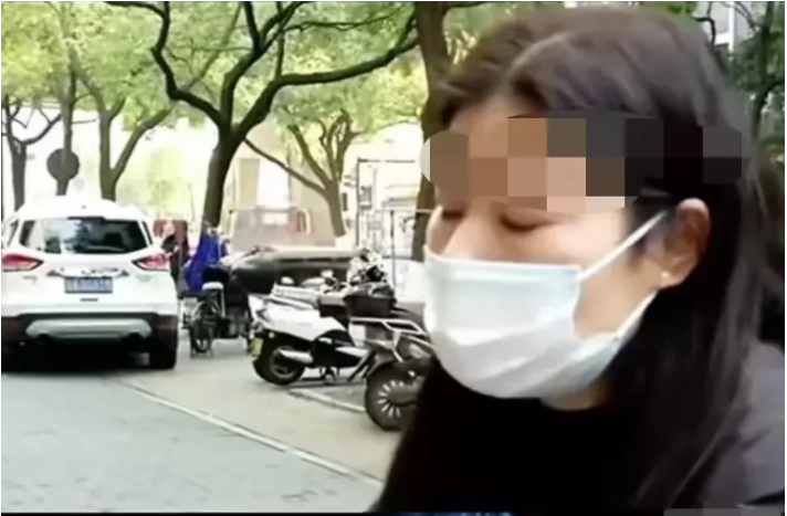 浙江,杭州。戴大妈买了排骨和肉沫装在同一个袋子里,结账时被认为是偷了肉