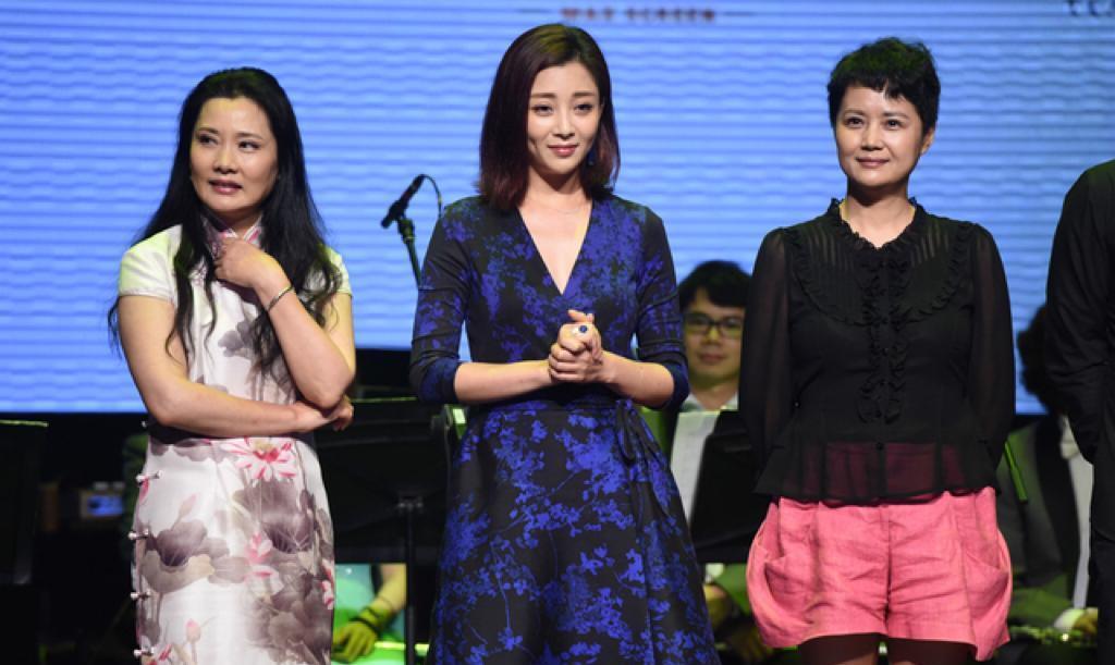 何赛飞|茹萍何赛飞的腿向左,殷桃胡可的向右,把腿都朝一个方向不好看吗