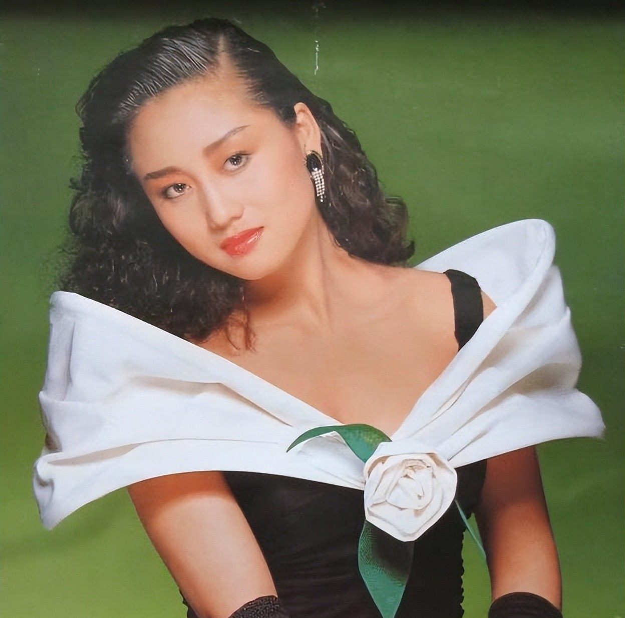 李连杰|李连杰大女儿李思近况，她对自己的父亲恨之入骨，34岁仍旧未婚