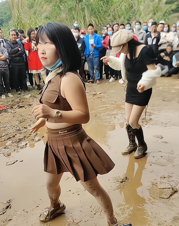 广东:挂壁大神在网红桥下装疯卖傻,男女都有,礼义廉耻碎了一地