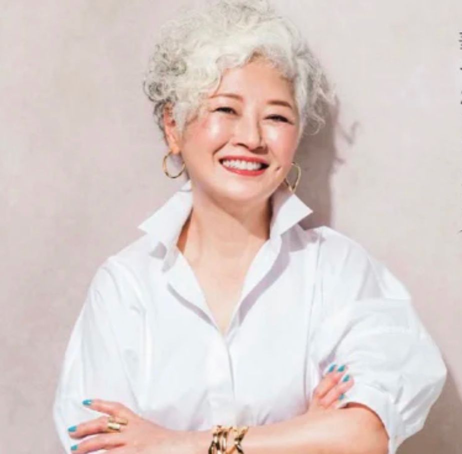 染发 女人到了花甲之年，尝试这些“白发造型”才高级，比染发洋气多了