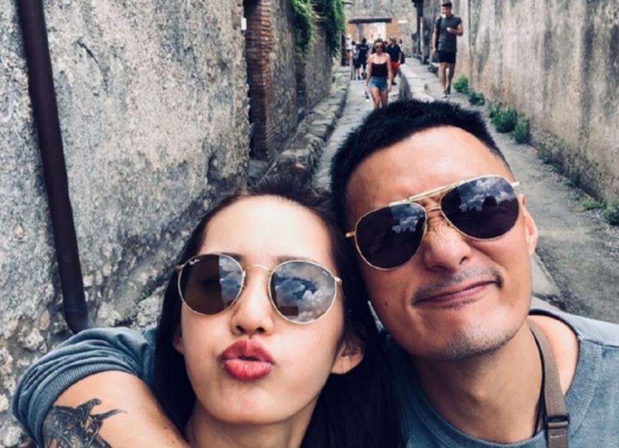 余文乐|余文乐索吻女儿遭嫌弃，满头白发撞脸赵本山，开900万豪车太壕气