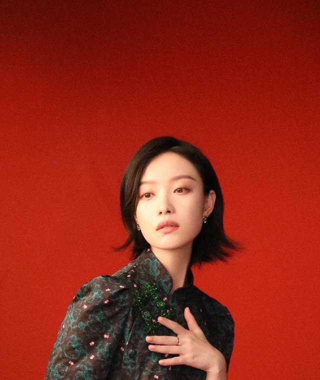 穿衣搭配 马伊琍长女首次晒正脸！国风打扮比妈妈洋气，14岁红唇打扮显成熟
