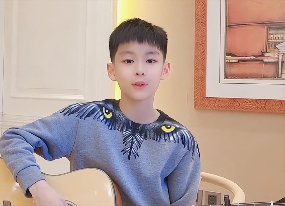 曹颖|曹颖携儿子海边度假！身材苗条长腿抢镜，11岁王子继承父母高颜值