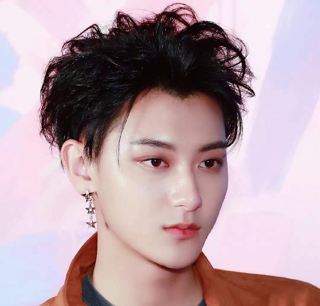 黄子韬|娱记曝当红男星和女爱豆三亚私会，被偶遇深夜同住，黄子韬被怀疑