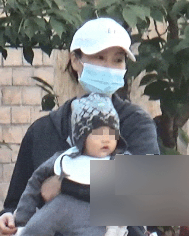 李亚鹏|李亚鹏二胎女儿正面曝光,嘴唇微翘特别健康,长得很像姐姐李嫣