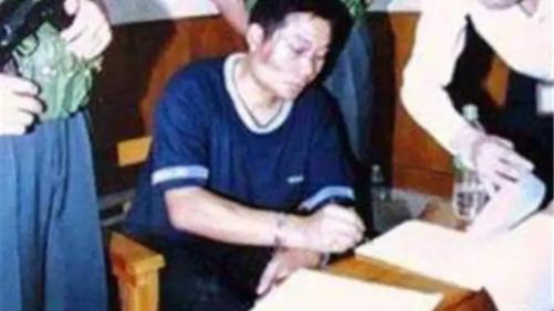 2001年张君走下法庭，含泪签完字后被押赴刑场，枪毙前表情镇静
