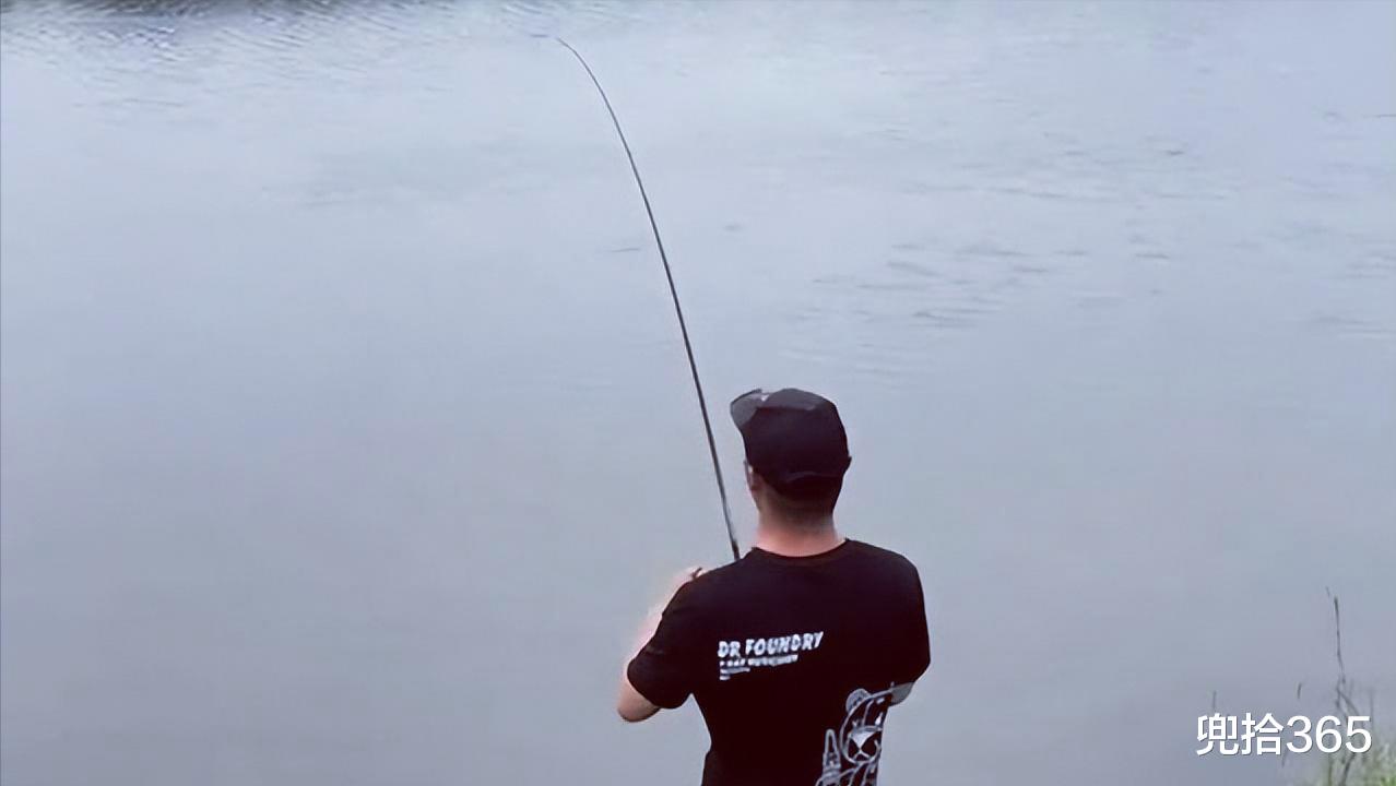 |湖北一男子户外玩路亚,罕见钓获“米级”巨青,处置方法被狂赞