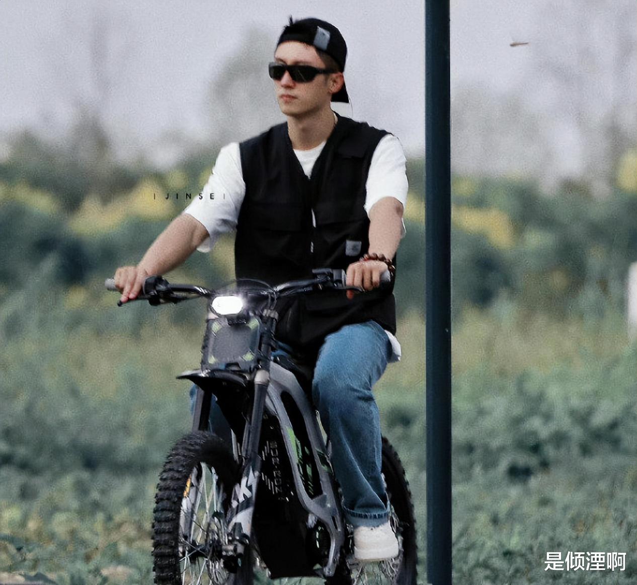 |《他从火光中走来》张婧仪饭拍照好绝！黄景瑜制服照养眼，期待！