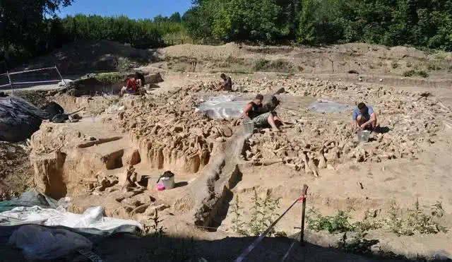 剽悍俄罗斯古人:杀死几千猛犸象,用它们骨头摆成圆环,2万年前