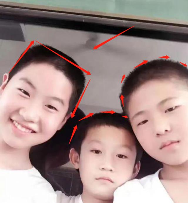 |孙卓小学照曝光,比同班孩子老成,锅铲头亮了,网友:祖传头型?