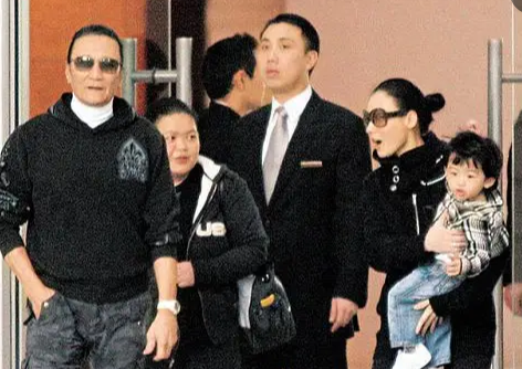 谢贤|谢贤：成龙称他是传奇，合影李小龙都靠边站，却为何独宠张柏芝？