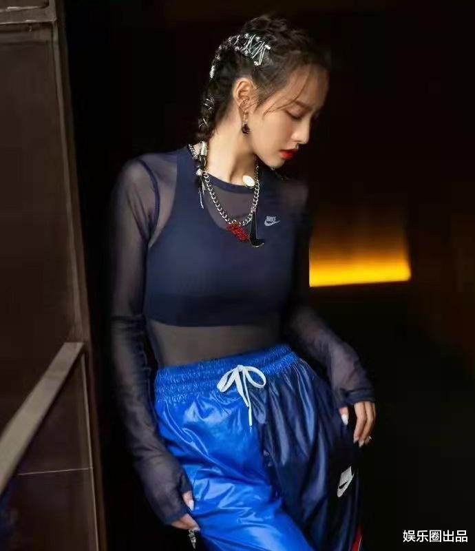 张嘉倪|张嘉倪拍大片真招摇,穿衣搭配不怕显身材,连手指甲都是亮点