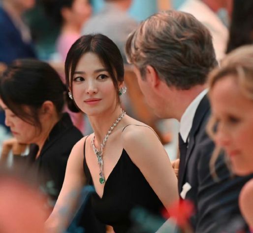 宋慧乔|宋慧乔现身巴黎参加晚宴，化烟熏妆戴名贵珠宝，生图彻底暴露年龄