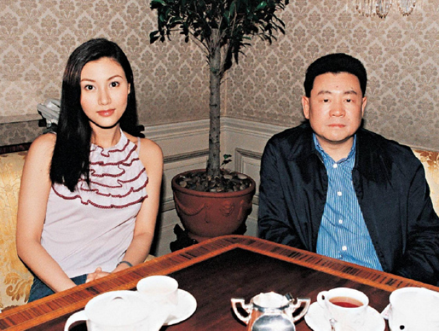 张颂文|拍卖77只奢侈品包包做慈善,估价超1600万,他在赎风流罪吗