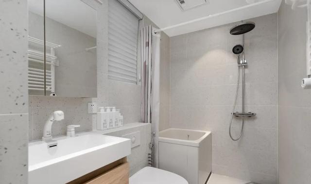 这位女主很有远见，坚持全屋打满柜子，效果不是一般的实用大气！