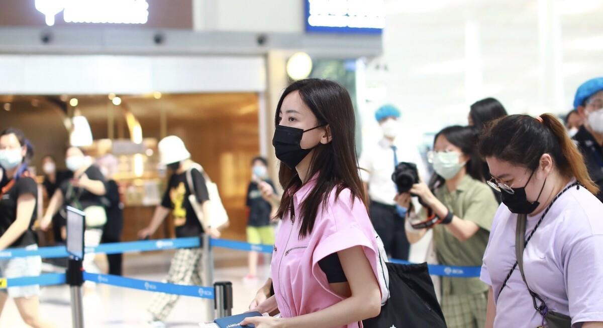 于文文|于文文穿樱花粉工装连体衣现身机场，被粉丝热情包围