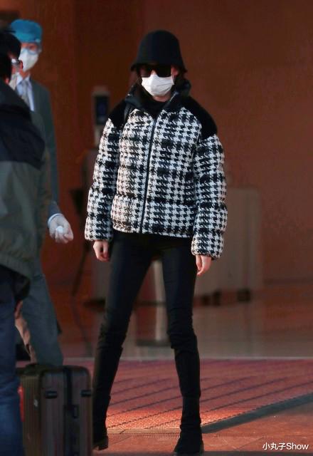倪妮|倪妮走机场真好看，千鸟格羽绒服搭配小脚裤，一双漫画腿太绝了