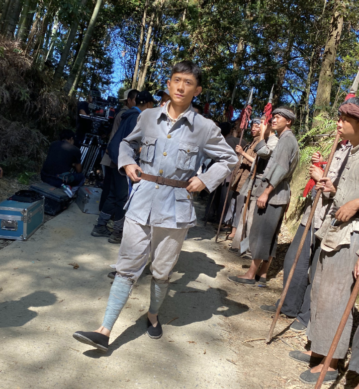 张一山|张一山携女友回公寓疑似同居,次日前往机场,在车内拥吻难舍难分