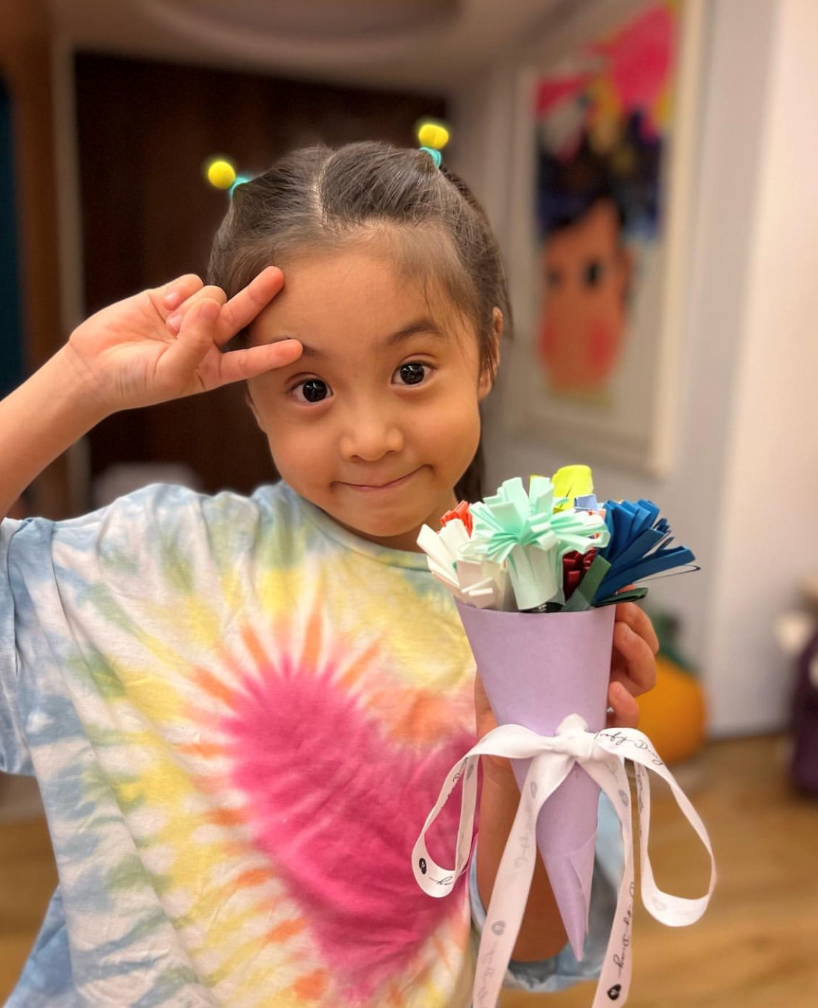 贾静雯|47岁贾静雯豪宅里过节!头顶金蟾蜍太抢镜,女儿门牙掉光好搞笑