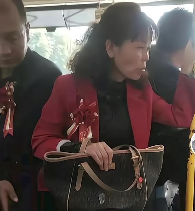 父母坐豪车送女儿出嫁后挤公交车回家,我想他们的女儿一定很心疼