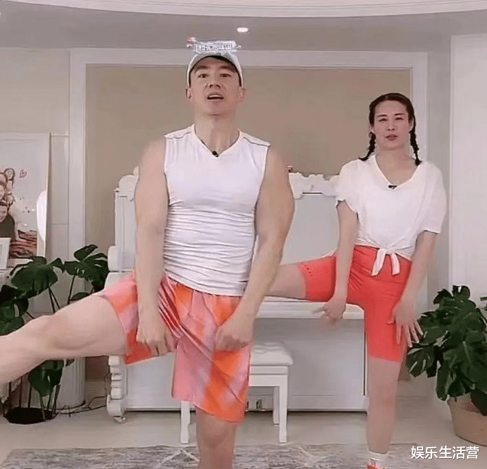 王思聪|杠上了？秦奋为刘畊宏刷24W礼物，王思聪狂甩70W给小杨哥