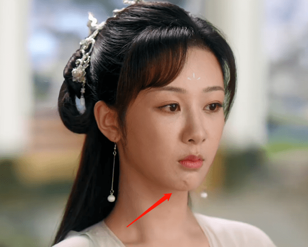 杨钰莹|凹陷、断层、尖得能“戳人”，这8位明星的下巴，一个比一个夸张