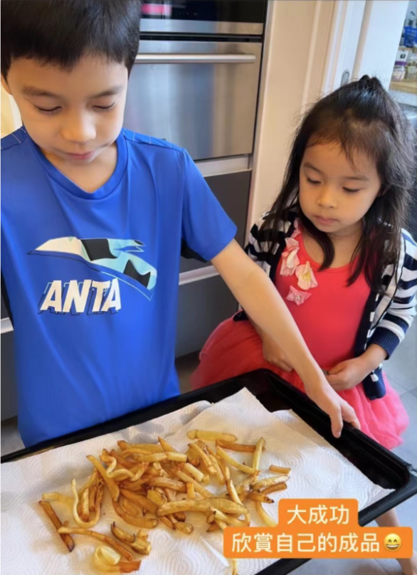 发型 5岁半霍中妍换发型大变样，梳着妈妈同款披肩发，眉眼超像郭晶晶