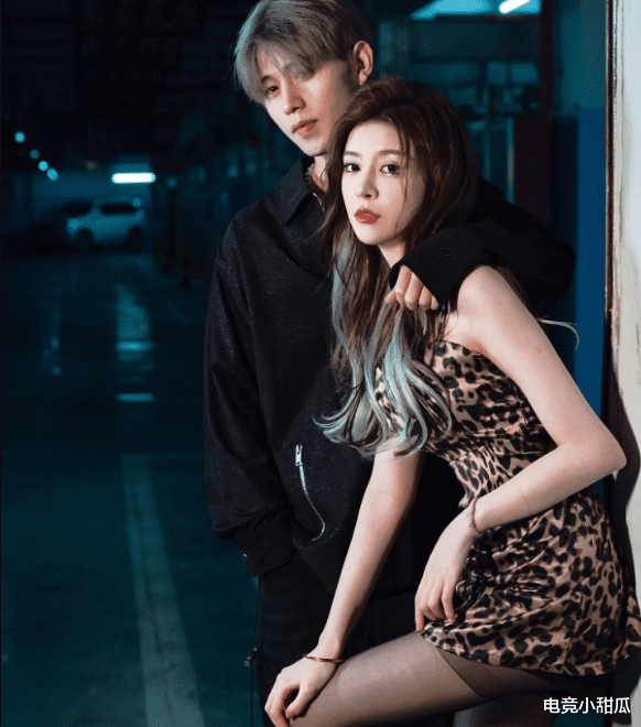 童锦程|停播一周，童锦程蒙古装新造型亮相，身高被合照美女吐槽，垫累了