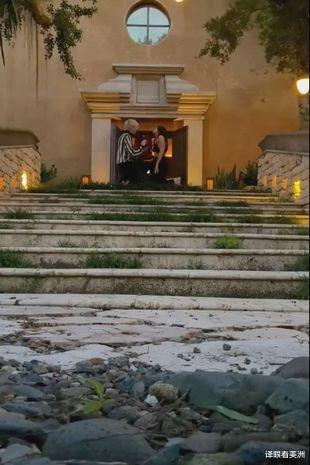 机关枪|美国歌手梅根和机关枪凯利“歃血订婚”之后，又现身米兰秀恩爱