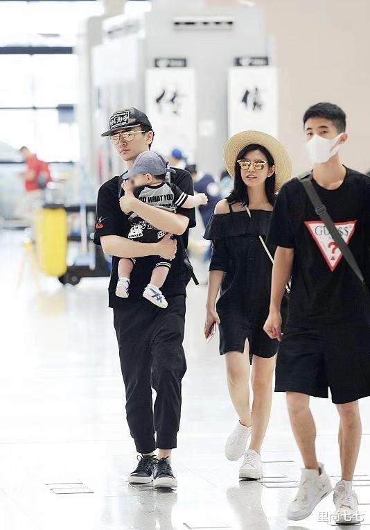 陈妍希|陈晓真会宠老婆！一家三口同框他当奶爸，陈妍希少女打扮像小姑娘