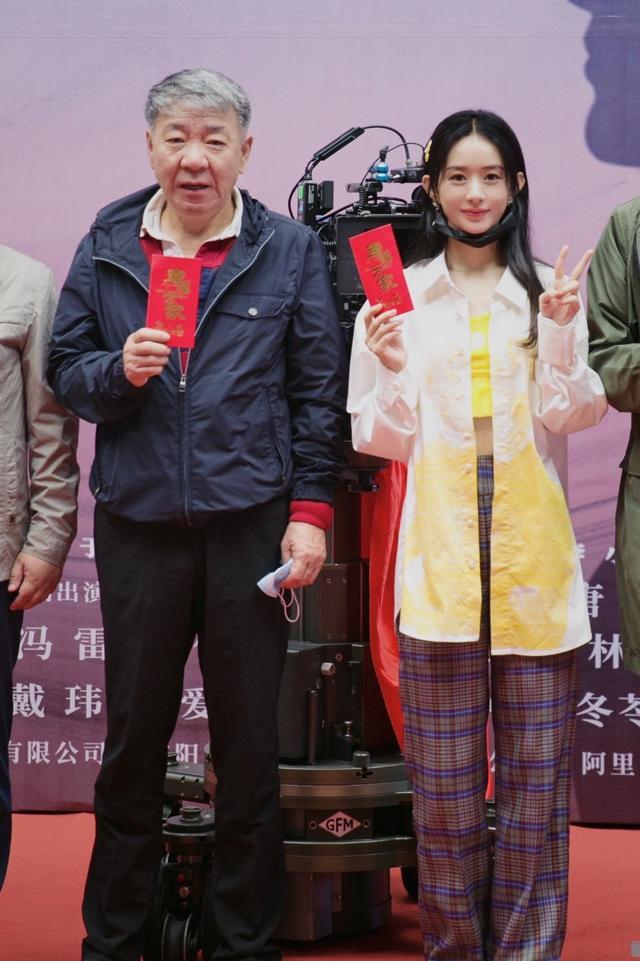 赵丽颖|赵丽颖新剧开机，穿露脐装秀小蛮腰，精修图眼肿下巴尖，没刘涛美