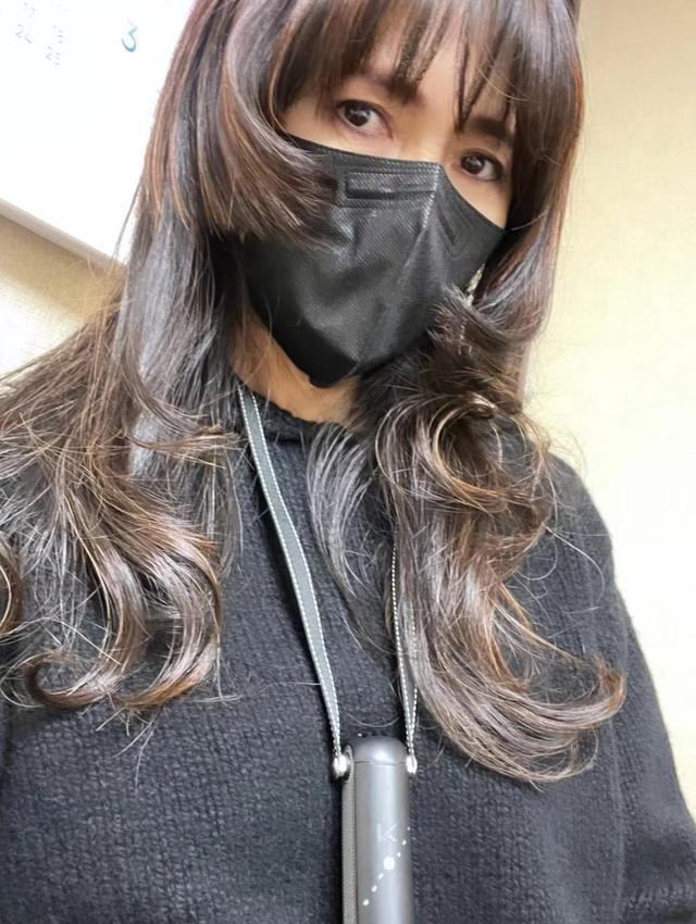 明星素颜|51岁工藤静香晒旧照，大素颜小麦肤色真实洒脱，几十年没长过赘肉